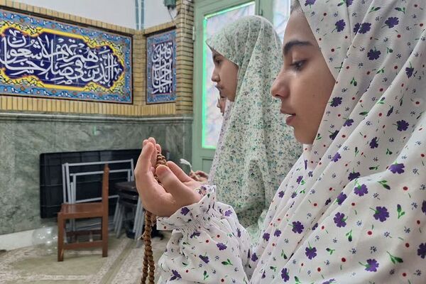 ورود دانش‌ آموزان دختر ناحیه دو شهرری به مراسم معنوی اعتکاف 