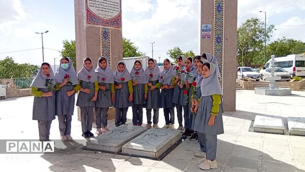 غبار رویی گلزار شهدا با حضور معاون پرورشی و فرهنگی ورزات آموزش و پرورش در یاسوج 