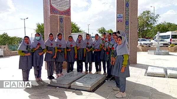 غبار رویی گلزار شهدا با حضور معاون پرورشی و فرهنگی ورزات آموزش و پرورش در یاسوج 