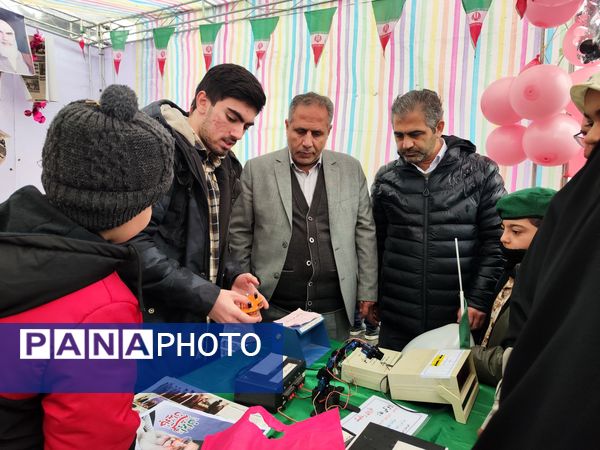 خلاقیت و نشاط دانش‌آموزی در غرفه‌های آموزش و پرورش در مسیر راهپیمایی ۲۲ بهمن