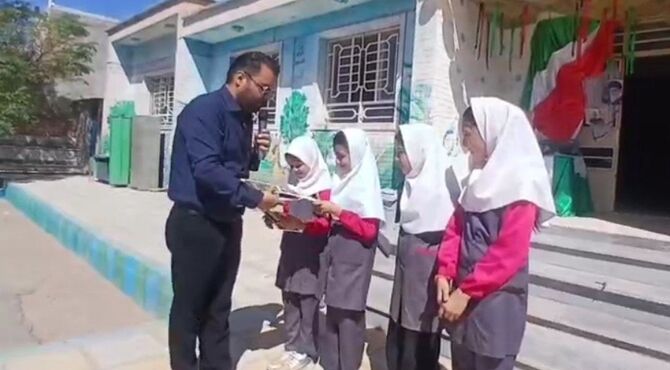 نواخته شدن زنگ مهر در دبستان عصمت مشکان شهرستان خوشاب