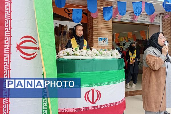  مراسم به مناسبت ۲۲ بهمن ماه در مدرسه شهید زهره‌وند، شهرستان قرچک