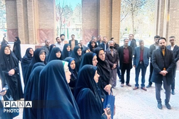 غبار روبی مزار شهیدان رجایی و باهنر با حضور وزیر آموزش و پرورش 