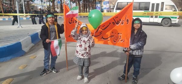 حضور پرشور دانش آموزان ابرکوه در راهپیمایی ۲۲ بهمن