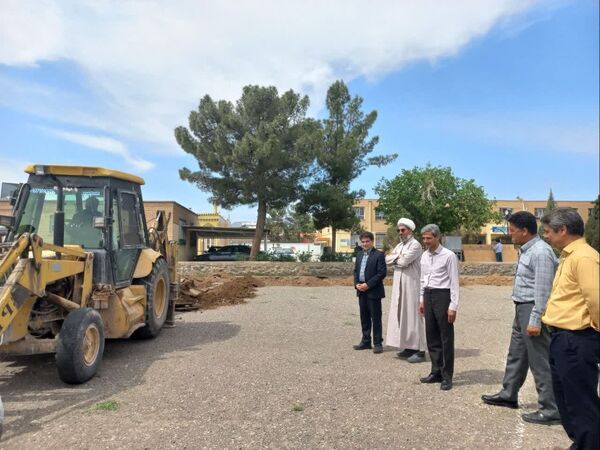 آغاز ساخت زمین چمن مصنوعی در دبیرستان نمونه دولتی دانش