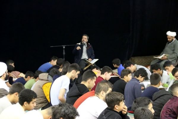 استقبال پرشور دانش‌آموزان شهریاری از آیین معنوی اعتکاف