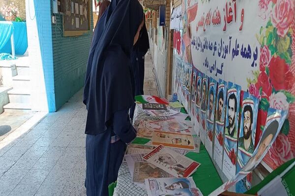 دانش‌آموزان ناحیه4 اهواز روز اول مدرسه را با یاد شهدا آغاز کردند