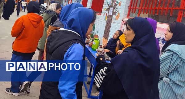 بازارچه دانش‌آموزی کسب در آمد در دبیرستان میثاق منطقه تبادکان مشهد