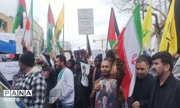 تصاویر حضور مهاجران مسلمان در مشهد؛ همبستگی با ملت ایران در سوگ امام خامنه‌ای (ره)