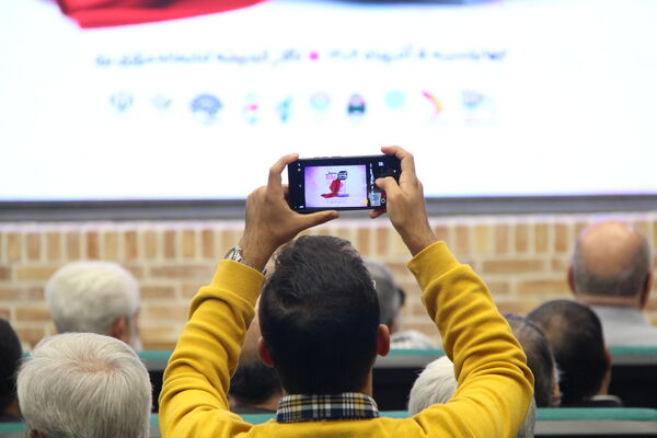 آیین رونمایی کتاب سبیل صورتی در یزد