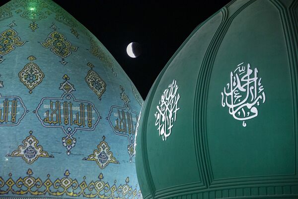 رصد زیباترین خسوف قرن از آسمان مسجد جمکران