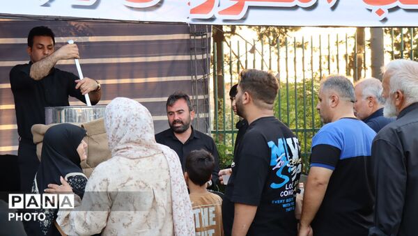 خدمت به زائران آقای شهید ایران 