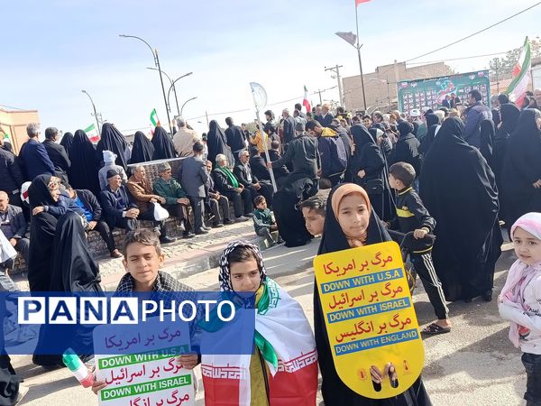 نسل آینده در راهپیمایی ۲۲ بهمن شهرستان کندر دیده شد