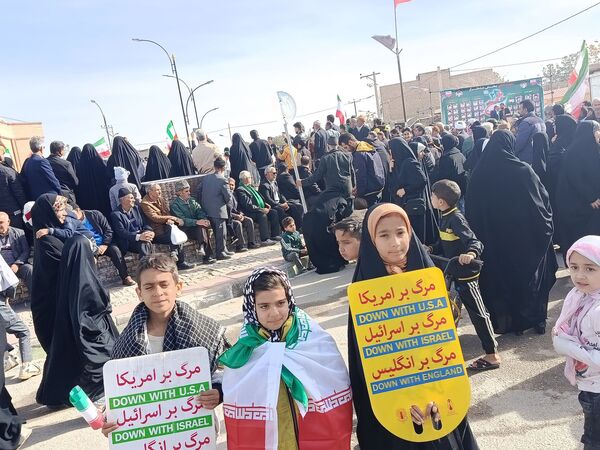 نسل آینده در راهپیمایی ۲۲ بهمن شهرستان کندر دیده شد