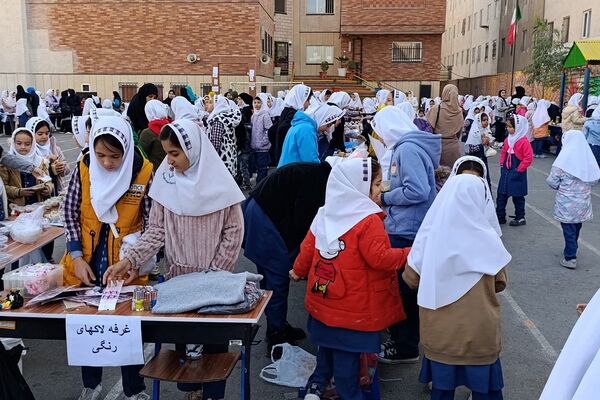 برپایی بازارچه کسب‌و‌کار در مدرسه شهدای پانزده خرداد قرچک