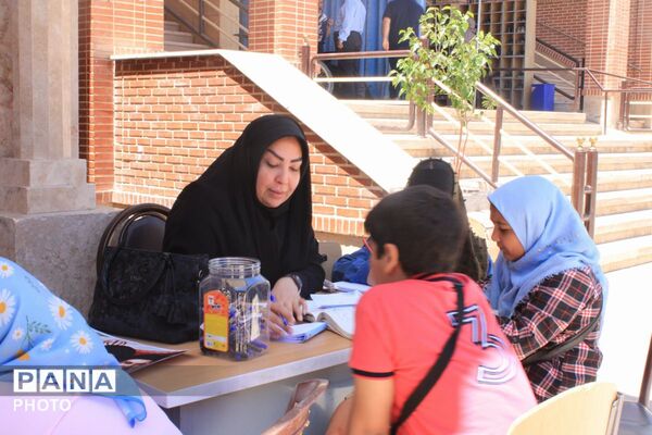 برپایی میز خدمت و ایستگاه پایش سلامتی توسط مراقبین سلامت مدارس