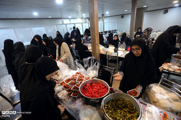 بازدید رئیس دانشگاه فرهنگیان از موکب‌های پذیرای زائرین مراسم امام شهید در این دانشگاه