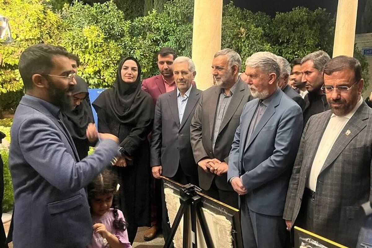 بازدید وزیر فرهنگ از گنجینه دیوان‌های نفیس حافظ در شیراز