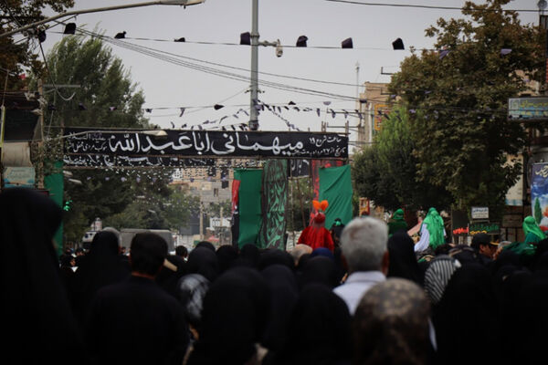 از کودک تا بزرگ پای مکتب حسین(ع)