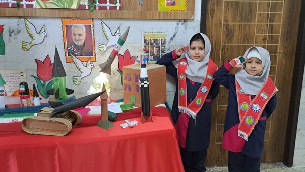 نمایشگاه ایران مقتدر در دبستان دخترانه فرهنگیان ۱