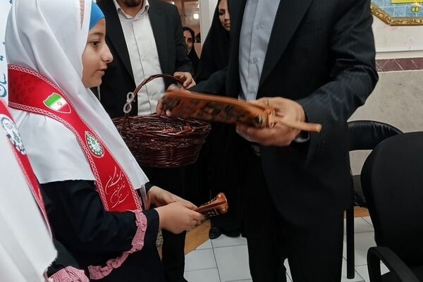 تجلیل دانش آموزان مدرسه هدی۱ از  مدیر ومعاونین آموزش و پرورش شهرستان قدس