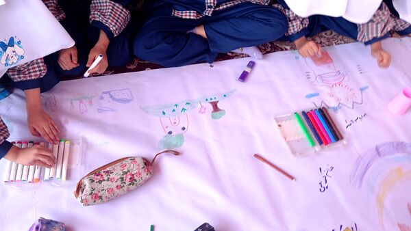 از نمایش تا نقاشی همگانی؛ روزی پر از شادی در دبستان سوم شعبان ناحیه یک یزد