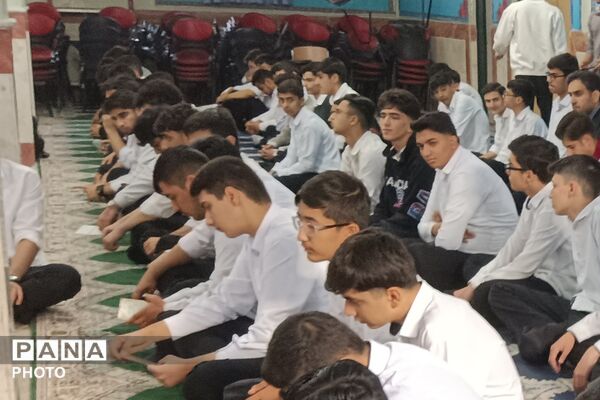 طنین زیارت عاشورا در دبیرستان نمونه دولتی شهدای علم و فناوری