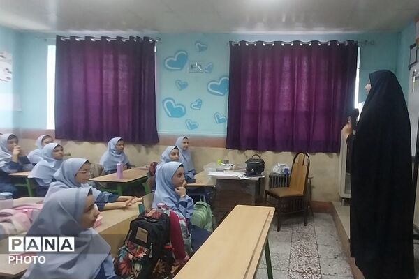 دوره‌های آموزشی پلیس فتا در دبستان دخترانه شهید مجید مجیدی ناحیه دو شهرری 