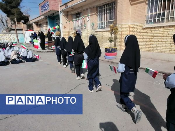  مراسم پیروزی انقلاب در مدرسه ناهید نخودی 