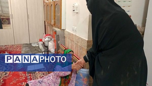 دیدار مسئولین پایگاه کوثر روستای نقاب با مادر شهید غلام زاده