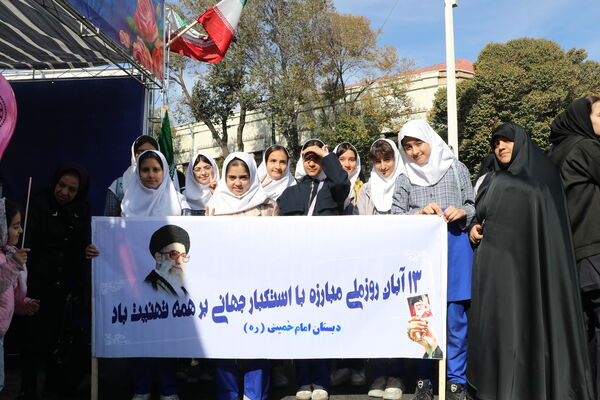 غرفه نسل افتخار سازمان دانش‌آموزی استان آذربایجان شرقی در راهپیمایی ۱۳‌ آبان