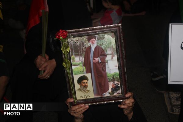 نگاهی به سیمای نورانی رهبر شهید در دست مردم