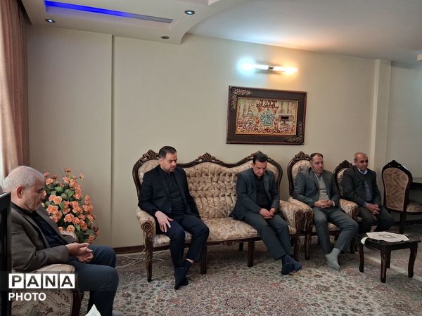 دیدار مدیر آموزش و پرورش ناحیه پنج مشهد با برادر شهید خیرزاده
