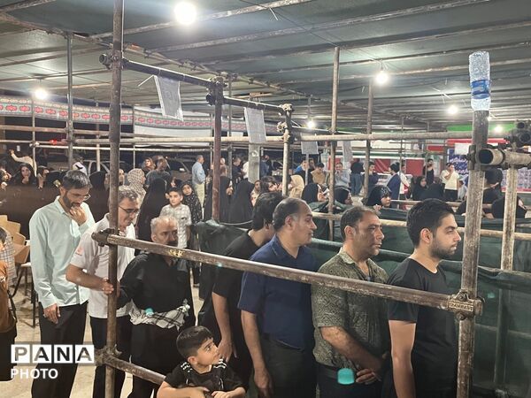 خدمت شبانه‌روزی موکب مرکزی اربعین دهلران به زوار امام حسین (ع)