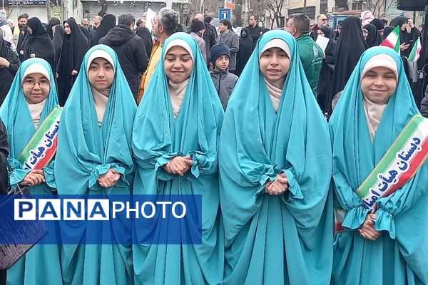 حضور اقشار مختلف مردم شهرری در راهپیمایی ۲۲ بهمن