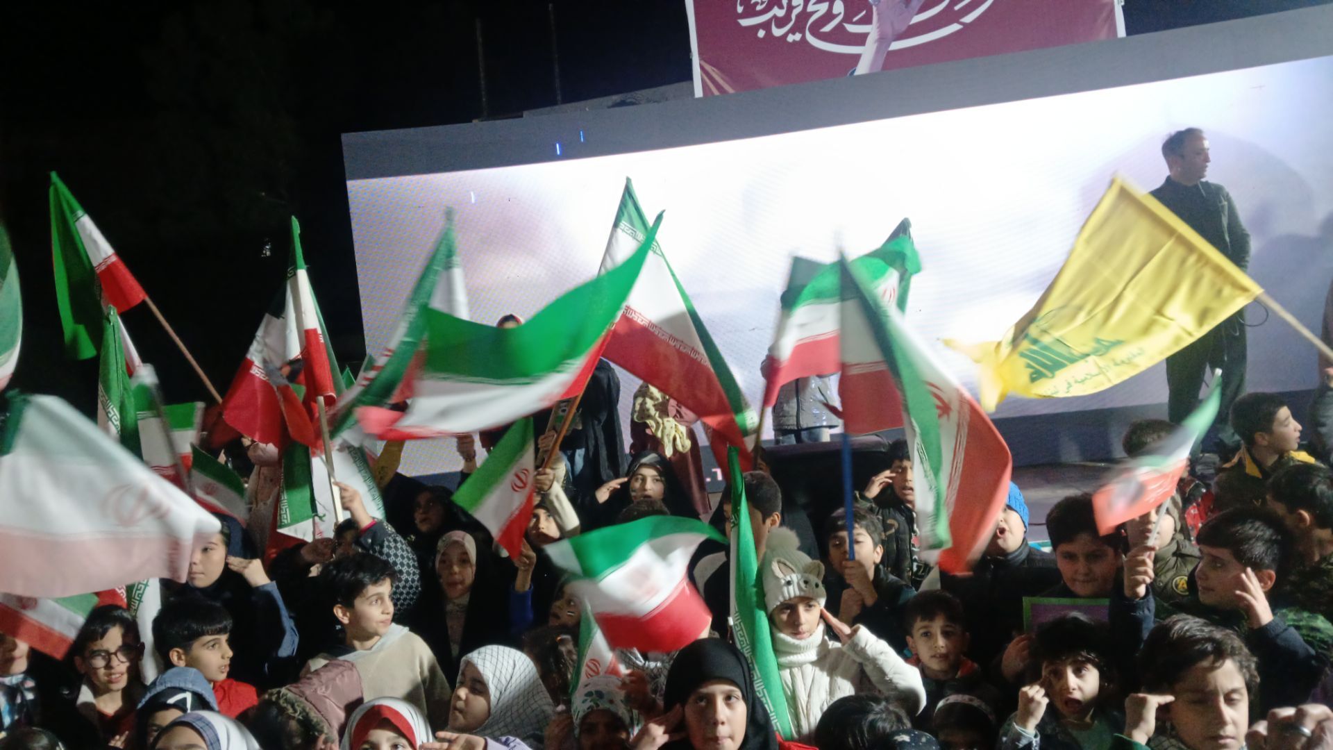 حضور دهه‌نودی‌ها در راهپیمایی میدان شهرداری ساوجبلاغ