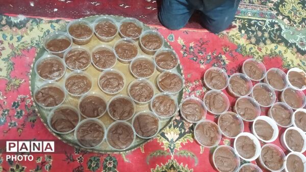 برپایی دیگ نذری حضرت زینب (س) در  روستای فدافن 