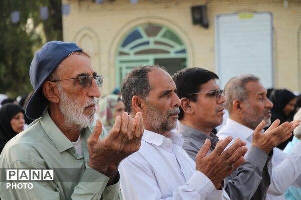 طنین نماز عید قربان در بقعه متبرک امامزاده شاه قطب‌الدین حیدر (ع) رودان