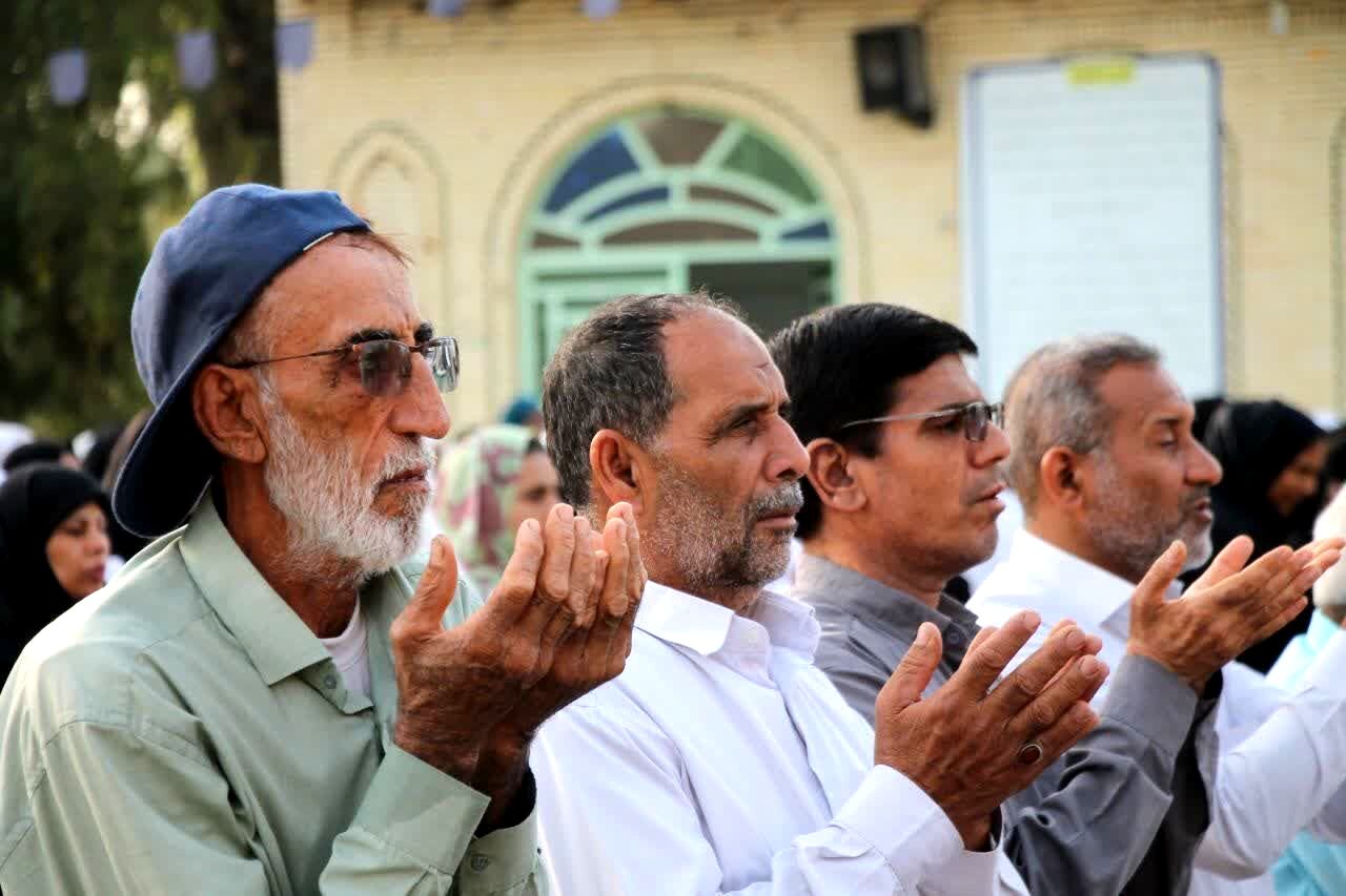 طنین نماز عید قربان در بقعه متبرک امامزاده شاه قطب‌الدین حیدر (ع) رودان