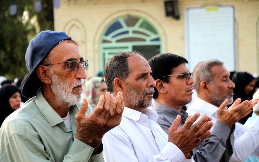 طنین نماز عید قربان در بقعه متبرک امامزاده شاه قطب‌الدین حیدر (ع) رودان