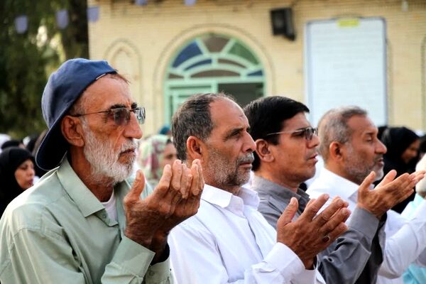 طنین نماز عید قربان در بقعه متبرک امامزاده شاه قطب‌الدین حیدر (ع) رودان