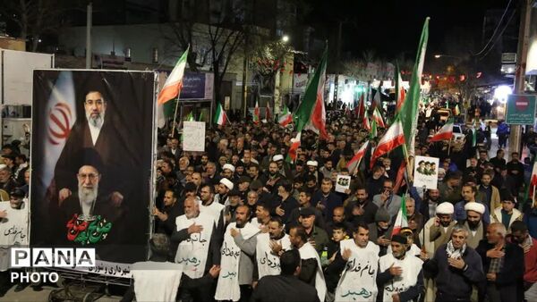 مسئولان در کنار مردم در اجتماع حمایت از نیروهای مسلح در اسدآباد