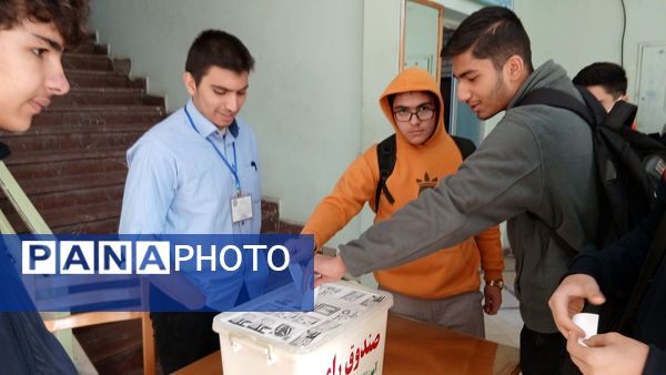 برگزاری بیست‌وهشتمین دوره شورای دانش‌آموزی دبیرستان نمونه دولتی معلم شهرستان ساوجبلاغ