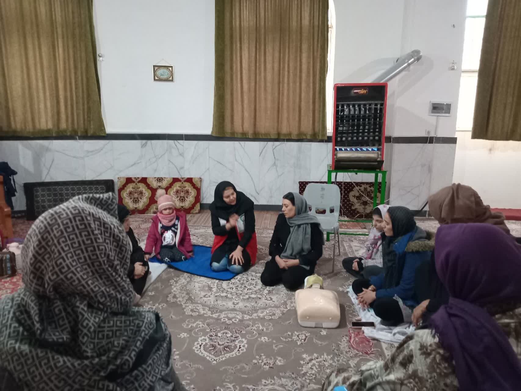 دوره‌ آموزشی‌ هلال‌احمر در پایگاه‌ بسیج مطهره شیروان