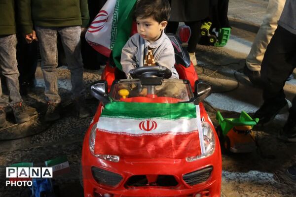 رژه متفاوت کودکان یزدی با اسباب‌بازی‌های دست‌ساز