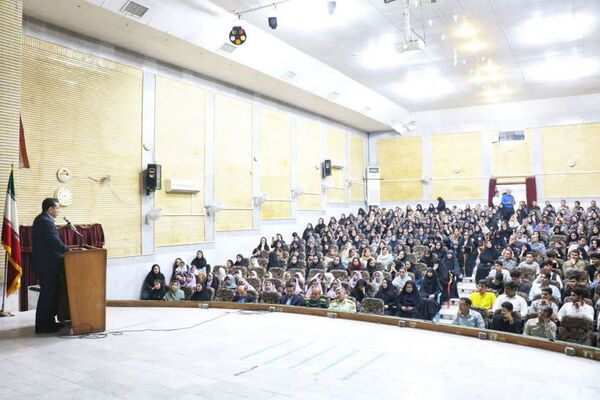 تجلیل از برگزیدگان دانش‌آموزی مسابقات فرهنگی و هنری جشنواره هما شهرستان دشتستان 