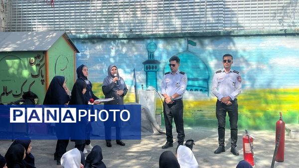 نور امید در دل آتش تجلیل از قهرمانان مدرسه مهندس رحمانی فرد در روز آتش‌نشان