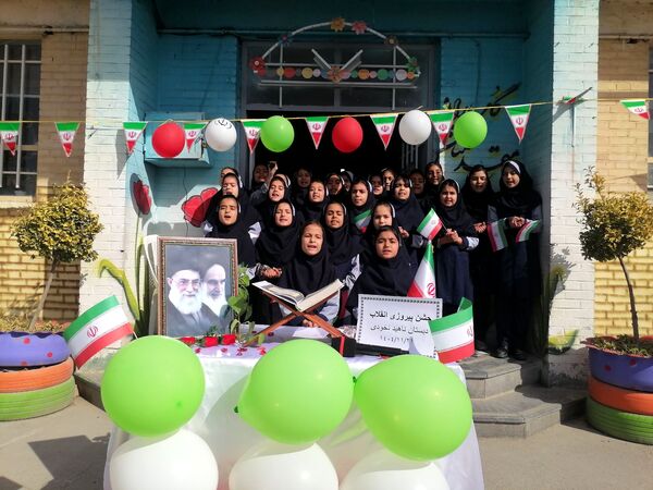  مراسم پیروزی انقلاب در مدرسه ناهید نخودی 