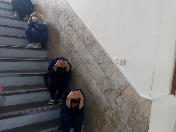 بیست و ششمین مانور زلزله در دبستان شهیدان فاضل الحسینی ۱