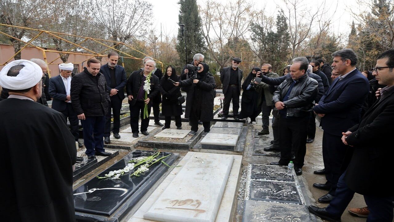 جشنواره موسیقی فجر با غبارروبی مزار هنرمندان افتتاح شد